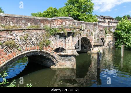 Bishop Bridge ist eine mittelalterliche Brücke über den Fluss Wensum, die östlich von Norwich, England, liegt. Stockfoto