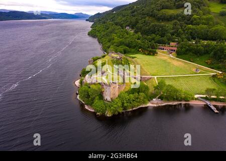 Urquhart Castle, Loch Ness, Schottland, Großbritannien. 12. Juni 2021. Im Bild: Drohnenaufnahme von oben auf Urquhart Castle, einer Ruine, liegt neben Loch Ness in den Highlands von Schottland. Das Schloss liegt an der A82 Straße, 21 Kilometer südwestlich von Inverness und 2 Kilometer östlich des Dorfes Drumnadrochit. Quelle: Colin Fisher/Alamy Live News. Stockfoto