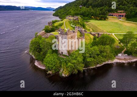 Urquhart Castle, Loch Ness, Schottland, Großbritannien. 12. Juni 2021. Im Bild: Drohnenaufnahme von oben auf Urquhart Castle, einer Ruine, liegt neben Loch Ness in den Highlands von Schottland. Das Schloss liegt an der A82 Straße, 21 Kilometer südwestlich von Inverness und 2 Kilometer östlich des Dorfes Drumnadrochit. Quelle: Colin Fisher/Alamy Live News. Stockfoto