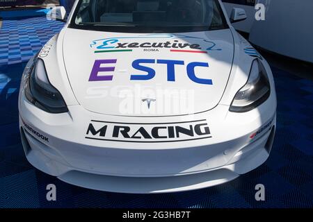 VallelungaJuni 13 2021, FX-Rennen. Nahaufnahme der Motorhaube des Tesla Executive-Rennwagens mit Tesla-Logo Stockfoto