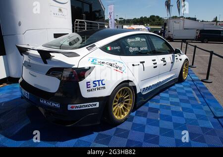 VallelungaJuni 13 2021, FX-Rennen. Tesla Executive Racing Elektroauto Seitenansicht in voller Länge im Zirkuspaddock Stockfoto