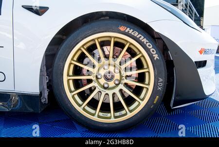 VallelungaJuni 13 2021, FX-Rennen. Nahaufnahme des Rennreifens von Hankook mit Logo auf dem Tesla-Elektroauto Stockfoto