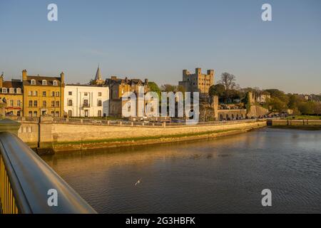 Rochester Castle und Esplanade von der Rochester Bridge bei Sonnenuntergang Stockfoto