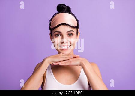 Foto von jungen lächelnden schönen Mädchen im Pyjama zeigen perfekte Zähne nach Stomatologie Behandlung isoliert auf lila Hintergrund Stockfoto