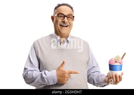 Glücklicher reifer Mann hält Eis in einem Papierbecher und zeigt isoliert auf weißem Hintergrund Stockfoto