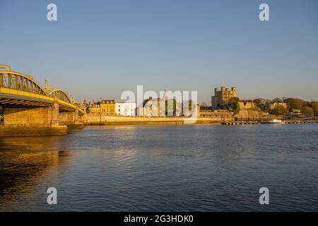 Rochester Castle und Esplanade und Rochester Bridge bei Sonnenuntergang von Strood Kent Stockfoto