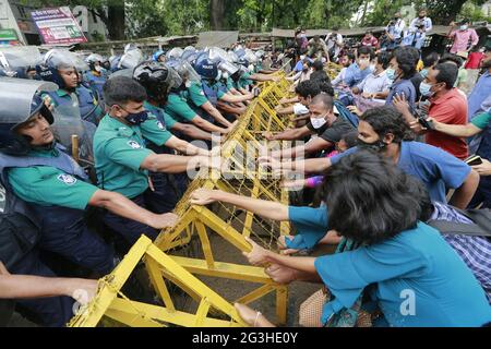 Studenten, die die linke Partei Bangladeschs unterstützen, versuchen, eine Polizeisperre zu entfernen, während sie auf das Bildungsministerium in Dhaka, Bangladesch, am 16. Juni 2021 zumarschieren. Die Demonstranten fordern unter anderem, dass die Regierung alle Bildungsinstitute in Bangladesch wieder eröffnet, wie in ihrer Pressemitteilung von vier pointâÂ € Â™angegeben wurde. Foto von Kanti das Suvra/ABACAPRESS.COM Stockfoto