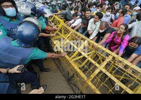 Studenten, die die linke Partei Bangladeschs unterstützen, versuchen, eine Polizeisperre zu entfernen, während sie auf das Bildungsministerium in Dhaka, Bangladesch, am 16. Juni 2021 zumarschieren. Die Demonstranten fordern unter anderem, dass die Regierung alle Bildungsinstitute in Bangladesch wieder eröffnet, wie in ihrer Pressemitteilung von vier pointâÂ € Â™angegeben wurde. Foto von Kanti das Suvra/ABACAPRESS.COM Stockfoto