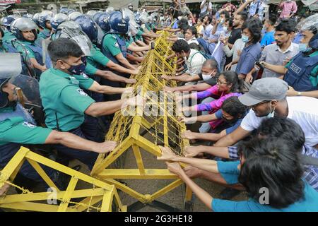 Studenten, die die linke Partei Bangladeschs unterstützen, versuchen, eine Polizeisperre zu entfernen, während sie auf das Bildungsministerium in Dhaka, Bangladesch, am 16. Juni 2021 zumarschieren. Die Demonstranten fordern unter anderem, dass die Regierung alle Bildungsinstitute in Bangladesch wieder eröffnet, wie in ihrer Pressemitteilung von vier pointâÂ € Â™angegeben wurde. Foto von Kanti das Suvra/ABACAPRESS.COM Stockfoto