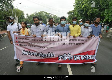 Studenten, die die linke Partei Bangladeschs unterstützen, rufen den Slogan auf, als sie auf das Bildungsministerium in Dhaka, Bangladesch, am 16. Juni 2021 zumarschieren. Die Demonstranten fordern unter anderem, dass die Regierung alle Bildungsinstitute in Bangladesch wieder eröffnet, wie in ihrer Pressemitteilung von vier pointâÂ € Â™angegeben wurde. Foto von Kanti das Suvra/ABACAPRESS.COM Stockfoto