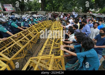 Studenten, die die linke Partei Bangladeschs unterstützen, versuchen, eine Polizeisperre zu entfernen, während sie auf das Bildungsministerium in Dhaka, Bangladesch, am 16. Juni 2021 zumarschieren. Die Demonstranten fordern unter anderem, dass die Regierung alle Bildungsinstitute in Bangladesch wieder eröffnet, wie in ihrer Pressemitteilung von vier pointâÂ € Â™angegeben wurde. Foto von Kanti das Suvra/ABACAPRESS.COM Stockfoto