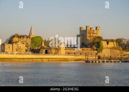 Rochester Castle, Cathedral und Esplanade bei Sonnenuntergang von Strood Kent Stockfoto