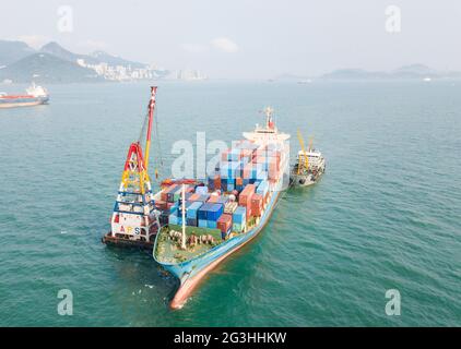 Hongkong, China, 6. April 2019, EIN Containerschiff lädt Container auf See in Hongkong. Stockfoto