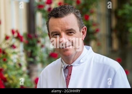 München, Deutschland. Juni 2021. Clemens Wendtner, Chefarzt der Klinik für Hämatologie, Onkologie, Immunologie, Palliativmedizin, Infektionskrankheiten und Tropenmedizin, steht vor dem Gebäude der Münchner Klinik Schwabing. Kredit: Peter Kneffel/dpa/Alamy Live Nachrichten Stockfoto