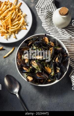 Hausgemachte Moules Frites Muscheln und Pommes mit einer Weißweinsoße Stockfoto