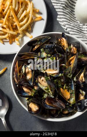 Hausgemachte Moules Frites Muscheln und Pommes mit einer Weißweinsoße Stockfoto