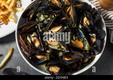 Hausgemachte Moules Frites Muscheln und Pommes mit einer Weißweinsoße Stockfoto