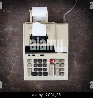 Alter Rechner, der einen Text anzeigt Stockfoto