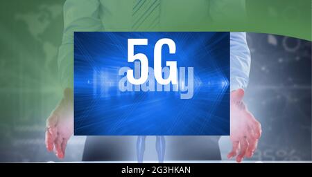 5g-Text auf blauem Banner über dem mittleren Teil des Geschäftsmannes vor grünem Technologiehintergrund Stockfoto
