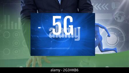 5g-Text auf blauem Banner über dem mittleren Teil des Geschäftsmannes vor grünem Technologiehintergrund Stockfoto