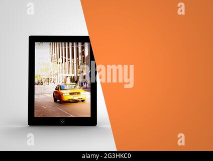 Komposition von Tablet mit Stadtstraße und Kopierplatz auf orangefarbenem Hintergrund Stockfoto