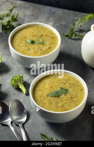 Gesunde kalte Brokkoli-Rucola-Suppe in einer Schüssel Stockfoto