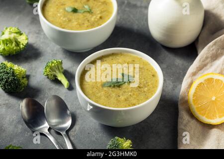 Gesunde kalte Brokkoli-Rucola-Suppe in einer Schüssel Stockfoto