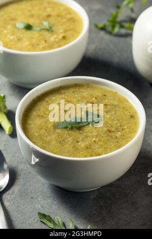 Gesunde kalte Brokkoli-Rucola-Suppe in einer Schüssel Stockfoto