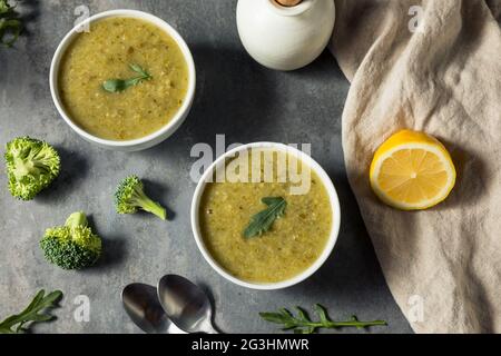 Gesunde kalte Brokkoli-Rucola-Suppe in einer Schüssel Stockfoto