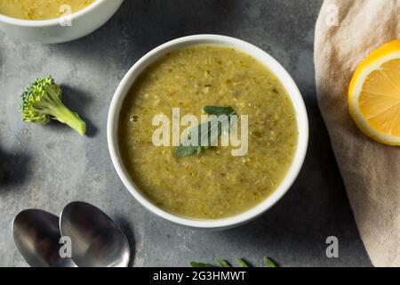 Gesunde kalte Brokkoli-Rucola-Suppe in einer Schüssel Stockfoto