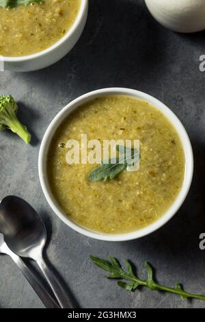 Gesunde kalte Brokkoli-Rucola-Suppe in einer Schüssel Stockfoto