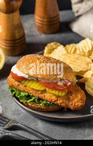 Hausgemachtes knuspriges Fischfilet-Sandwich mit Chips Stockfoto