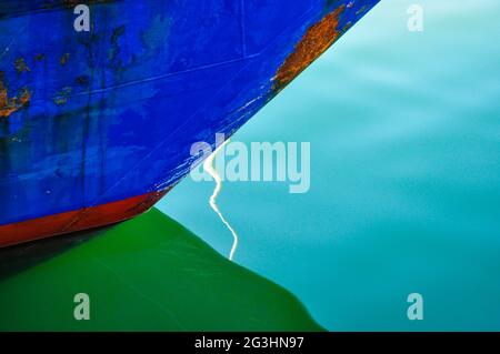 Der rostende Bug eines hohen Schiffes erzeugt eine kühne nautische Abstraktion. Stockfoto