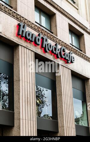 Badalona, Barcelona, Spanien - 21. März 2021. Logo und Fassade des Hard Rock Cafe, einer Restaurantkette, die 1971 von Isaac Tigrett und Peter Morton gegründet wurde Stockfoto