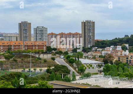 Montgat, Barcelona, Spanien - 16. Mai 2021. Panoramablick auf eine Gruppe von Gebäuden vom Turó de Mar, Montgat bei Barcelona Stockfoto