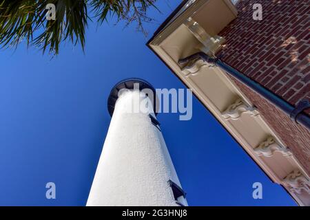 Das St. Simons Island Light, ein Leuchtturm und Museum, ist eine wichtige Touristenattraktion und ein charmanter Favorit unter den Einheimischen auf den Golden Isles. Stockfoto