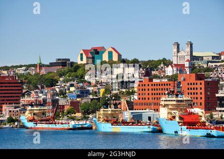 Der geschäftige Seehafen von St. John's, Neufundland, Kanada an einem schönen Sommertag. Stockfoto