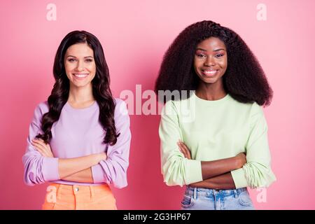 Foto von zwei positive charmante Damen gekreuzte Hände tragen Cropped Sweatshirt isoliert gelbe Farbe Hintergrund Stockfoto