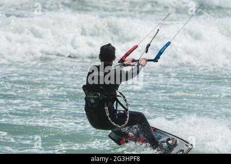 Kiteboarder, Kite-Surfer reitet auf den Wellen in Kapstadt, Südafrika während eines internationalen Wettbewerbs in Bloubergstrand, Concept Lifestyle, Sport Stockfoto