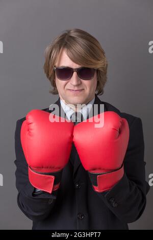 Geschäftsmann in Boxhandschuhe Stockfoto