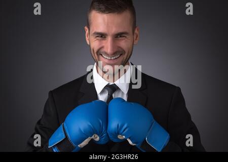 Geschäftsmann in Boxhandschuhe Stockfoto