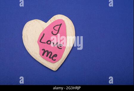 Ich liebe mich Konzept handgeschriebene Karte auf Holzherz Stockfoto