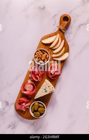 Serviert Pension mit Fleisch- und KäseSnacks, Blick von oben. Stockfoto