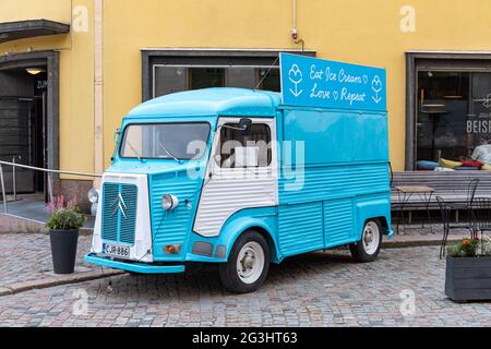 Hellblauer Citroën H-Van als Eiswagen in der Altstadt von Porvoo, Finnland Stockfoto