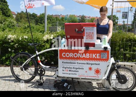 Corona Schnelltestrad vor dem EUREF Campus in Berlin, Deutschland - Juni 2021 Stockfoto