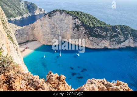 Malerischer Sandstrand von Navagio mit berühmtem Schiffswrack. Es liegt an der Westküste der Insel Zakynthos, Griechenland. Stockfoto