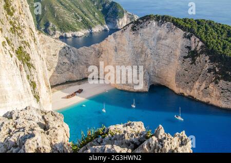 Malerischer Sandstrand von Navagio mit berühmtem Schiffswrack. Es liegt an der Westküste der Insel Zakynthos, Griechenland. Stockfoto