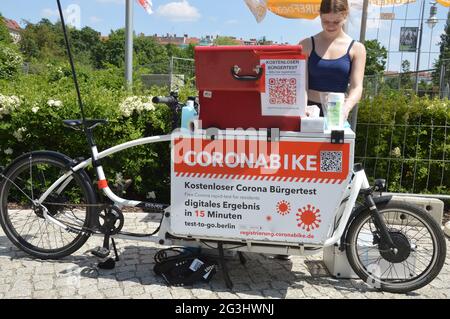 Corona Schnelltestrad vor dem EUREF Campus in Berlin, Deutschland - Juni 2021 Stockfoto