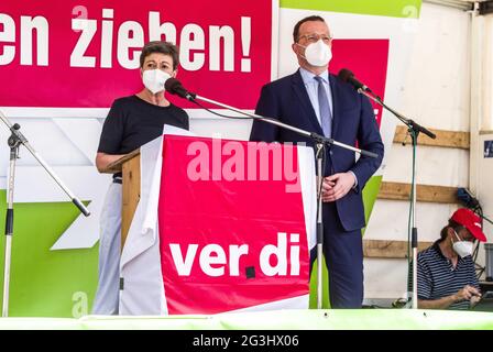 München, Bayern, Deutschland. Juni 2021. Nach einer Pause von der Gesundheitskonferenz in München tauchte der umkämpfte Bundesgesundheitsminister Jens Spahn zusammen mit Bayerns Gesundheitsminister Klaus Holetschek auf, bevor er die Beschäftigten des Gesundheitswesens mit der Gewerkschaft Ver.di am Max-Joseph-Platz demonstrierte. Ver.di wurde von Sylvia Bühler vertreten. Die Beschäftigten haben ihre Beschwerden über profitorientierte Gesundheitsstrukturen und die Entfernung von der eigentlichen Versorgung der Patienten sowie über die Reduzierung der Lohnstrukturen und die Erhöhung der Belastungen geäußert. Die Arbeiter behaupten, dass die Stockfoto