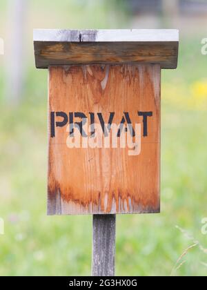 Blick auf ein altes verwittertes 'Private'-Schild Stockfoto